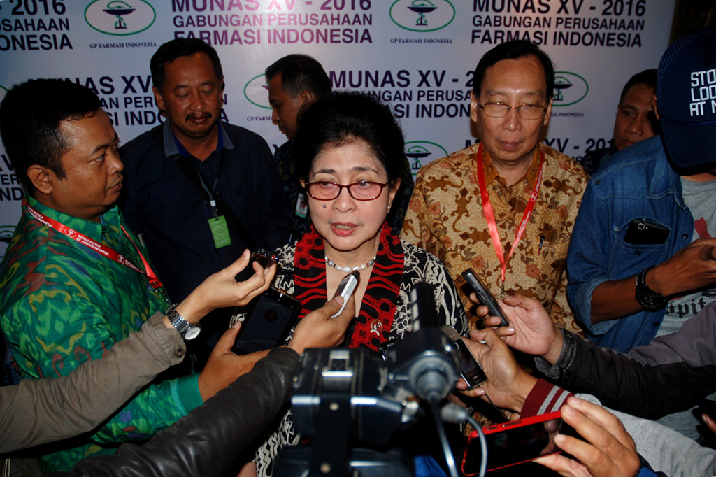 Menteri Kesehatan Nila Djuwita F. Moeloek (tengah) didampingi Ketua Umum GPFI Johannes Setijono (kanan) menjawab pertanyaan wartawan usai acara Musyawarah Nasional (Munas) Gabungan Perusahaan Farmasi Indonesia (GPFI) XV 2016 di Bandung, Jawa Barat, Senin (24/10/2016)