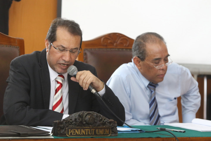 Tim penasehat hukum Irman Gusman, Fachmi (kanan) dan Tommy Singh berbicara pada sidang perdana praperadilan mantan ketua DPD Irman Gusman.