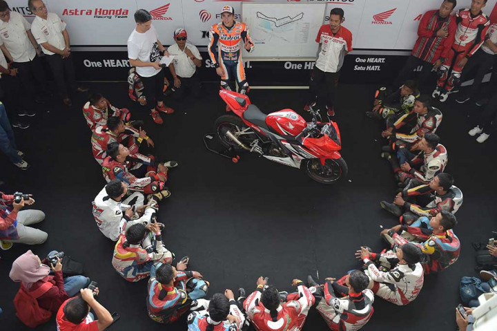 Pembalap MotoGP asal Spanyol Marc Marquez memberikan coaching clinic untuk pembalap muda Indonesia di Sirkuit Sentul, Bogor, Jawa Barat.