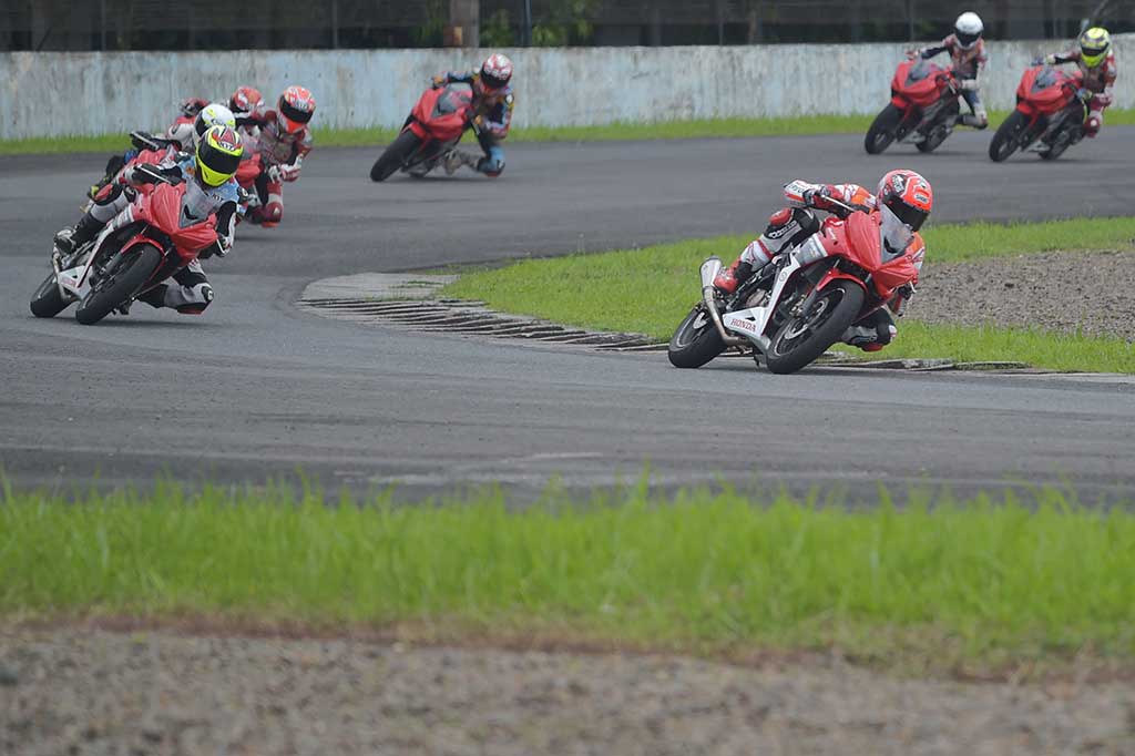 Marc Marquez (kanan) menggeber Honda CBR125R diikuti para pembalap muda Indonesia.
