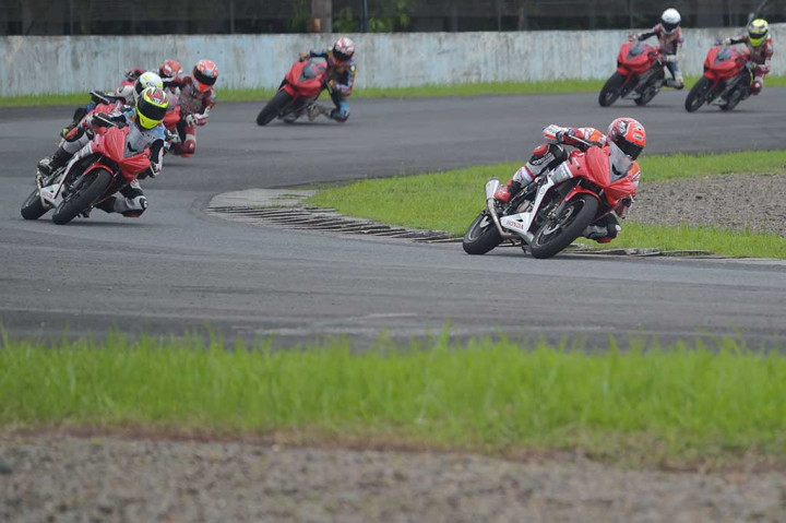 Marc Marquez (kanan) menggeber Honda CBR125R diikuti para pembalap muda Indonesia.
