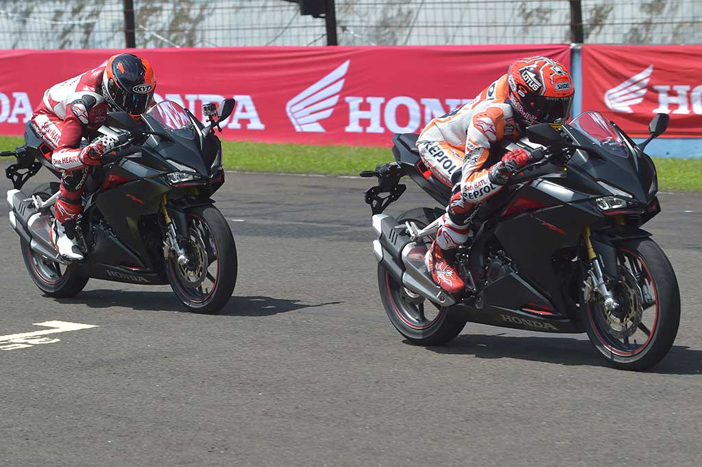 Marquez diikuti pembalap Indonesia Dimas Ekky.