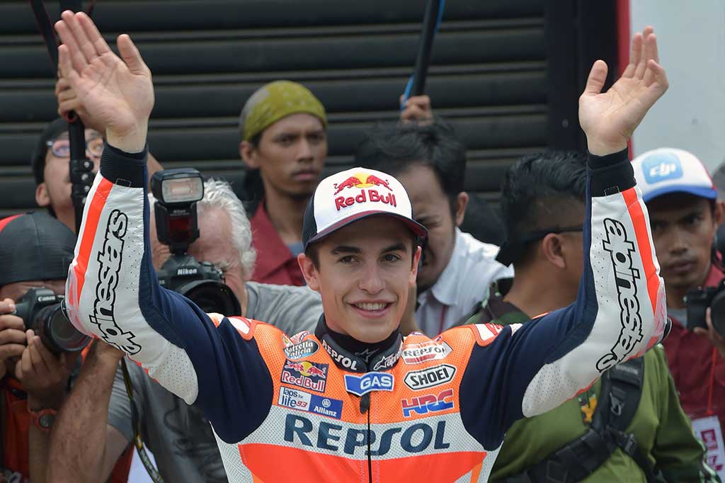 Marquez melambaikan tangan kepada para penggemar.