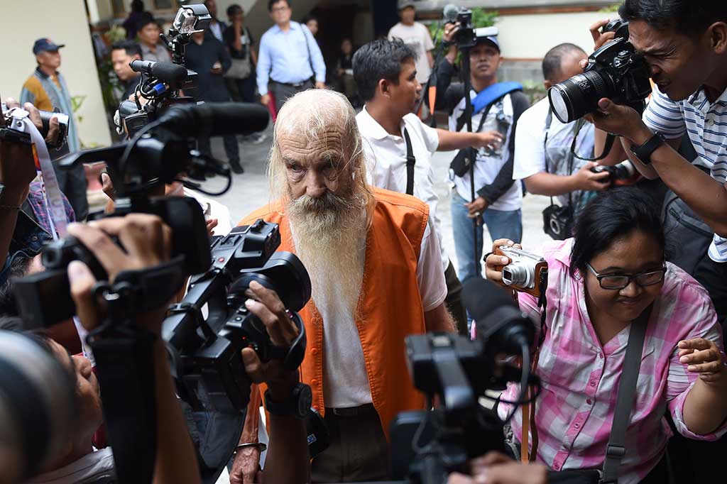 Majelis Hakim menyatakan terdakwa terbukti melakukan bujuk rayu terhadap anak untuk mempermudah melakukan aksi pencabulan pada korbannya. Terdakwa terbukti melanggar Pasal 76 E jo Pasal 82 Ayat 1 Undang-Undang Nomor 35 Tahun 2014, tentang perubahan atas Undang-Undang Nomor 23 Tahun 2002 jo Pasal 65 Ayat 1 KUHP.