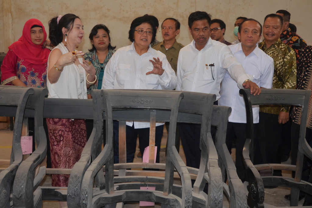 Menteri LHK Siti Nurbaya Bakar (tengah) mengunjungi sentra industri mebel di Desa Ngabul, Jepara, Jawa Tengah, Selasa (25/10/2016)