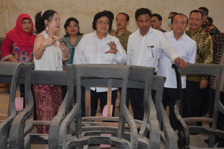 Menteri LHK Siti Nurbaya Bakar (tengah) mengunjungi sentra industri mebel di Desa Ngabul, Jepara, Jawa Tengah, Selasa (25/10/2016)