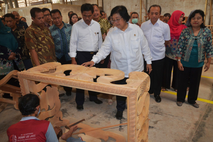 Menteri LHK Siti Nurbaya Bakar (keempat kanan) melihat produk mebel di sentra industri mebel Desa Ngabul, Jepara, Jawa Tengah, Selasa (25/10/2016)