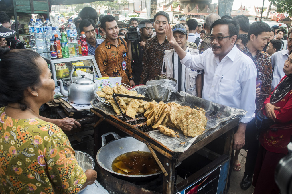Wakil Gubernur DKI Jakarta Djarot Saiful Hidayat menyapa pedagang gorengan di kawasan Mangga Dua, Jakarta, Selasa (25/10/2016).