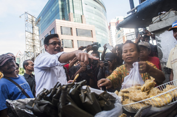 Wakil Gubernur DKI Jakarta Djarot Saiful Hidayat menyapa pedagang gorengan di kawasan Mangga Dua, Jakarta, Selasa (25/10/2016).