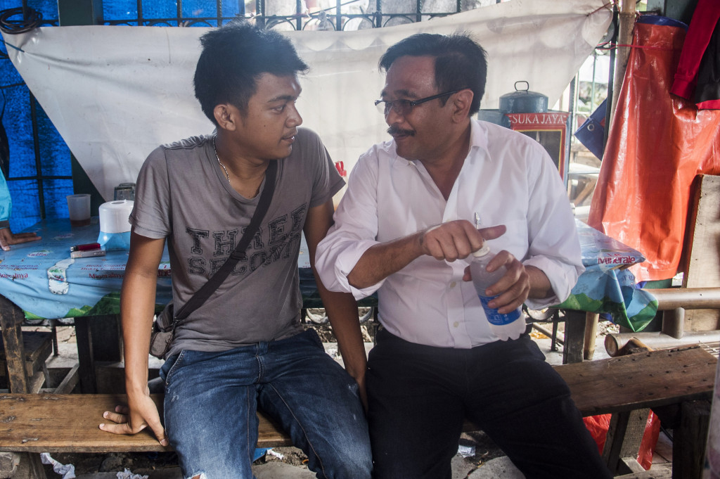 Wakil Gubernur DKI Jakarta Djarot Saiful Hidayat menyapa pedagang gorengan di kawasan Mangga Dua, Jakarta, Selasa (25/10/2016).