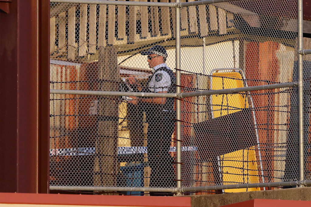 Seorang polisi Queensland berjaga di lokasi kecelakaan