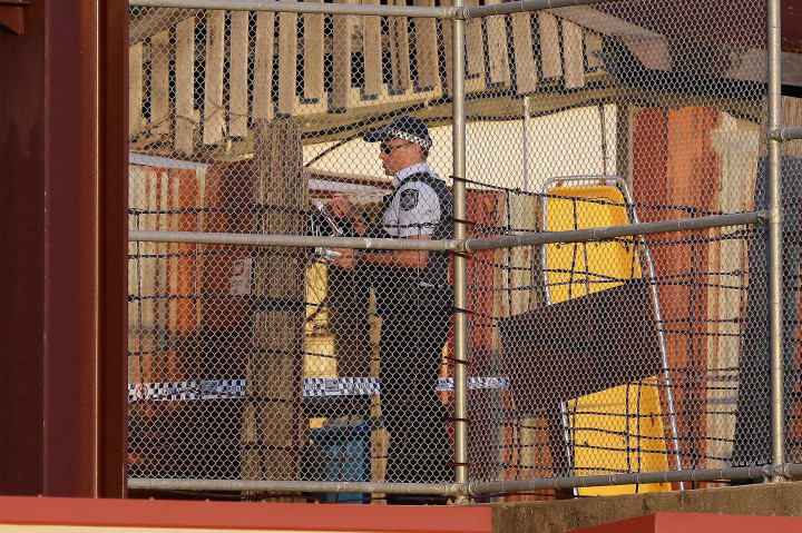Seorang polisi Queensland berjaga di lokasi kecelakaan