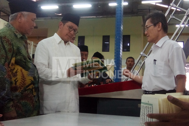 Menteri Agama Lukman Hakim Saifuddin (tengah) saat melakukan peninjauan proses pencetakan Alquran di Unit Percetakan Al-Quran (UPQ) Kementerian Agama di Ciawi, Kabupaten Bogor, Jawa Barat, Selasa (25/10/2016) sore