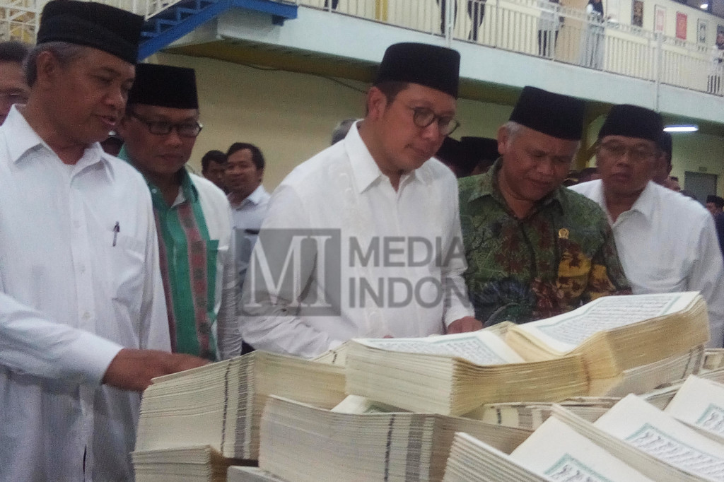 Menteri Agama Lukman Hakim Saifuddin (tengah) saat melakukan peninjauan proses pencetakan Alquran di Unit Percetakan Al-Quran (UPQ) Kementerian Agama di Ciawi, Kabupaten Bogor, Jawa Barat, Selasa (25/10/2016) sore