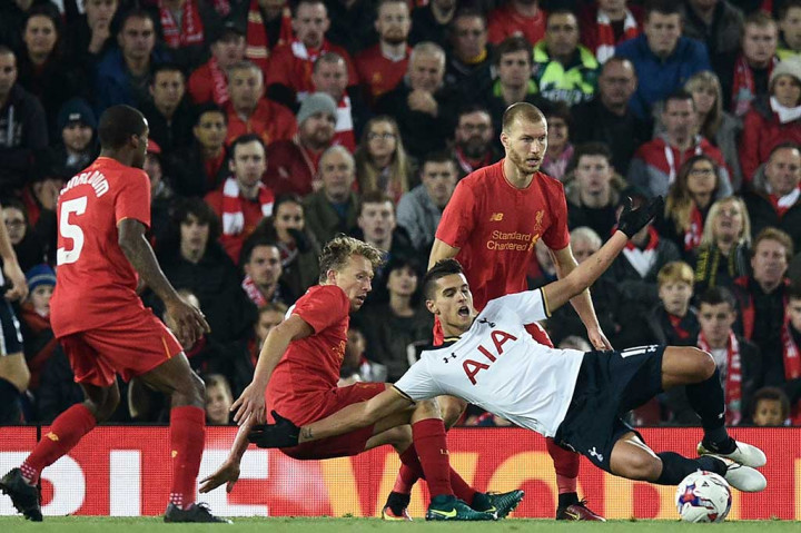 Menit ke-76 Spurs mendapat hadiah penalti setelah Erik Lamela dijatuhkan Lucas Leiva di kotak terlarang. Vincent Janssen sukses menjalankan tugasnya sebagai algojo. Kedudukan menjadi 2-1.