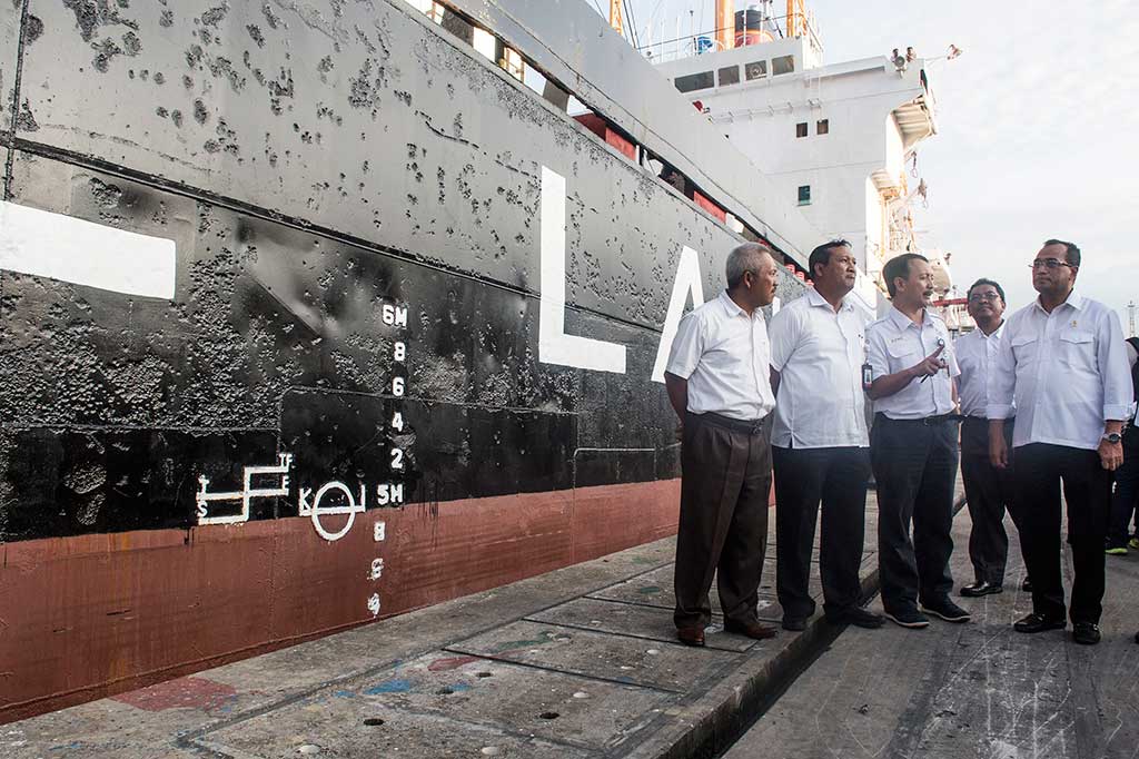 Menhub Budi Karya Sumadi (kanan) berbincang dengan Dirut Pelni Elfin Goentoro (tengah), Dirut RNI Didik Prasetyo (kedua kiri), Dirut Rajawali Nusindo Sutiyono (kiri) dan Direktur Operasional Pelindo II Prasetyadi saat melepas keberangkatan perdana kapal Tol Laut Logistik Natuna di Pelabuhan Tanjung Priok, Jakarta.