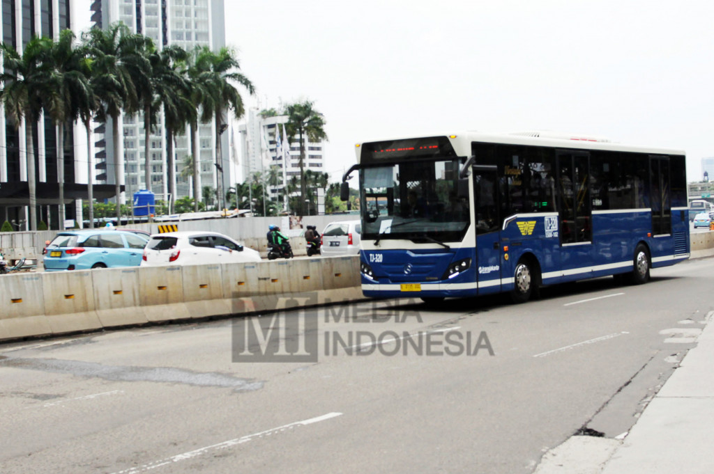 Bus TransJakarta bermodif vintage series melintas di koridor 1 (Blok M - Jakarta Kota) di Kawasan Blok M, Jalan Sisingamangaraja, Jakarta, Rabu (26/10/2016)