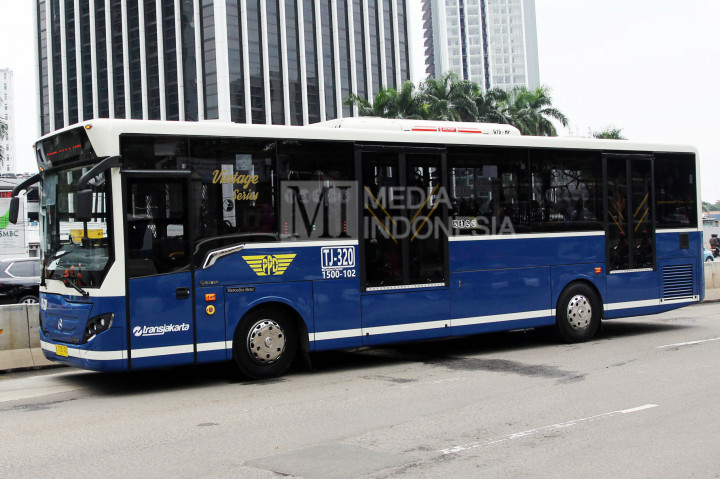 Bus TransJakarta bermodif vintage series melintas di koridor 1 (Blok M - Jakarta Kota) di Kawasan Blok M, Jalan Sisingamangaraja, Jakarta, Rabu (26/10/2016)