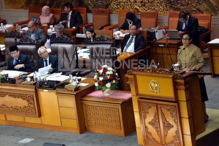 Menteri Keuangan Sri Mulyani (kanan) membacakan pandangan pemerintah disaksikan Wakil Ketua DPR Agus Hermanto (tengah) dan Wakil Ketua DPR Taufik Kurniawan dalam Sidang Paripurna DPR di Kompleks Parlemen Senayan, Jakarta, Rabu (26/10/2016)