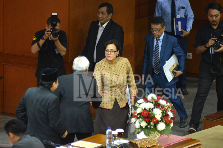 Menteri Keuangan Sri Mulyani (kanan) menyerahkan pandangan pemerintah kepada Wakil Ketua DPR Taufik Kurniawan (kiri) disaksikan Wakil Ketua DPR Agus Hermanto dalam Sidang Paripurna DPR di Kompleks Parlemen Senayan, Jakarta, Rabu (26/10/2016)