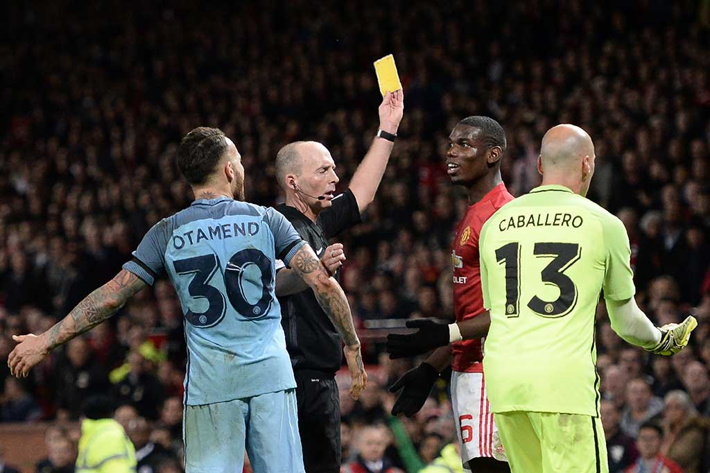 Gelandang MU Paul Pogba diganjar kartu kuning setelah melanggar Pablo Maffeo di menit-menit akhir pertandingan.