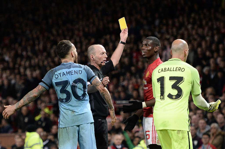 Gelandang MU Paul Pogba diganjar kartu kuning setelah melanggar Pablo Maffeo di menit-menit akhir pertandingan.