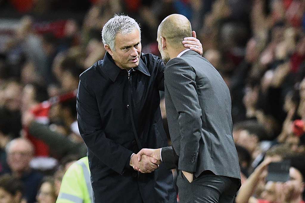 Manajer MU Jose Mourinho mendapat ucapan selamat dari 'seteru lamanya' manajer City Pep Guardiola saat pertandingan berakhir.