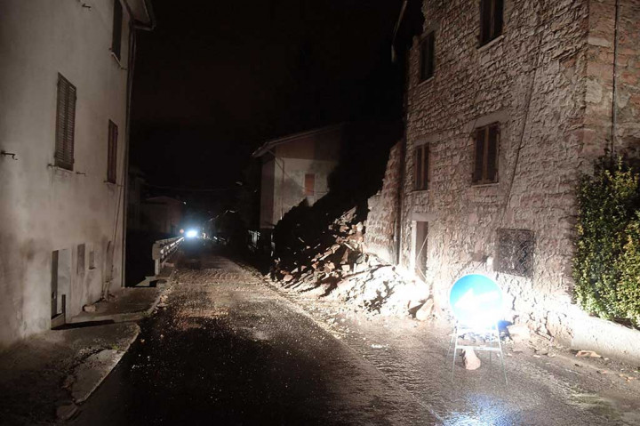 Puluhan bangunan di Borgo Sant'Antonio runtuh setelah diguncang dua gempa cukup kuat pada Rabu malam waktu setempat.