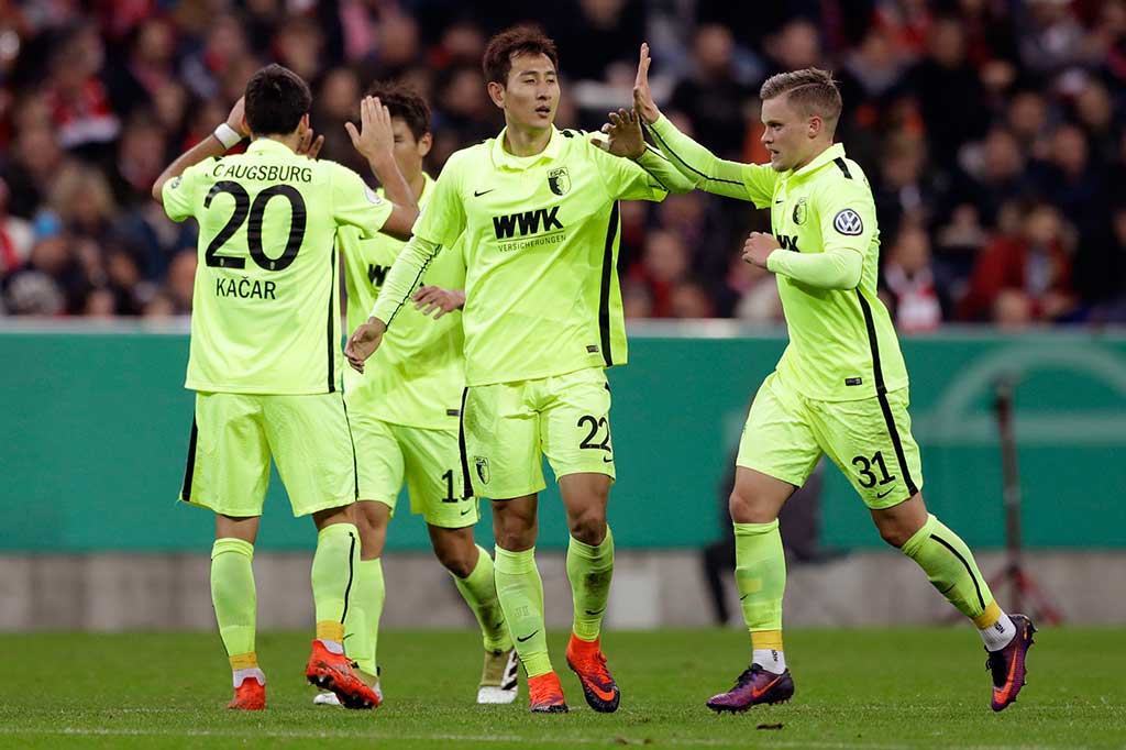 Pemain asal Korea Selatan Ji Dong Won memperkecil ketertinggalan menjadi 1-2 pada menit ke-68.