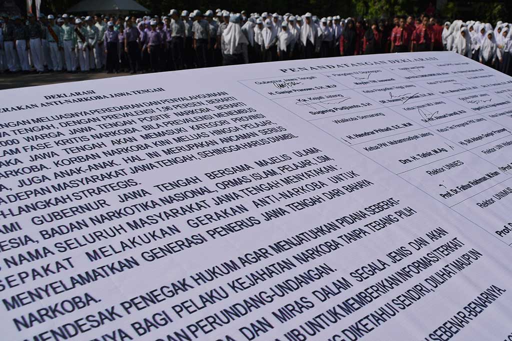 Siswa mengikuti apel Deklarasi Gerakan Antinarkoba di Semarang, Jawa Tengah.