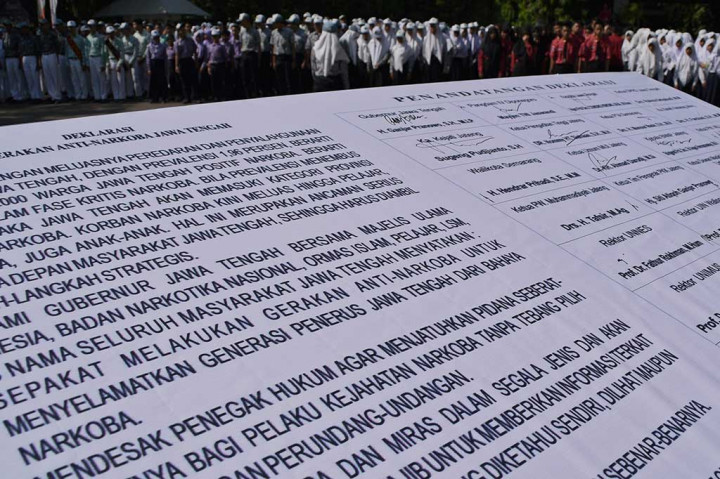 Siswa mengikuti apel Deklarasi Gerakan Antinarkoba di Semarang, Jawa Tengah.