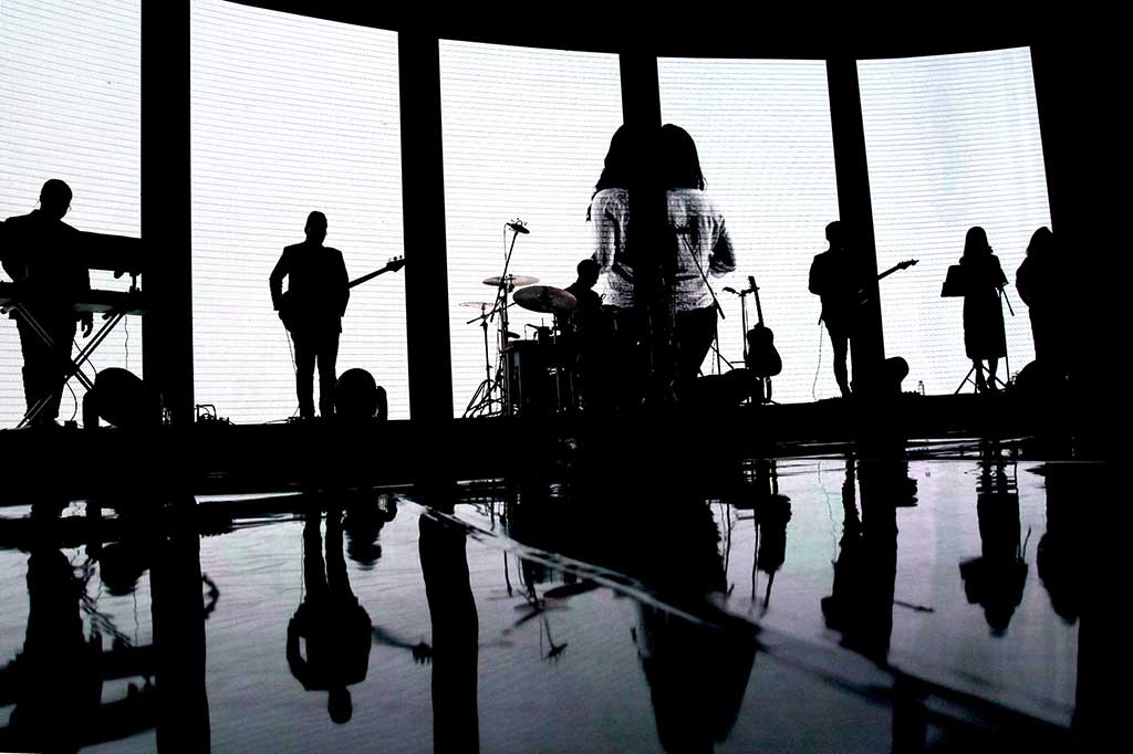 Konser 'Handmade Tour Raisa 2016' dibuka dengan musik instrumental dan visual efek Raisa tengah melangkah.