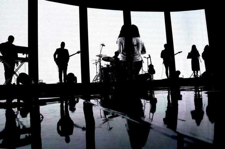 Konser 'Handmade Tour Raisa 2016' dibuka dengan musik instrumental dan visual efek Raisa tengah melangkah.