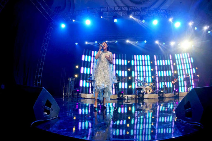 Di awal konser Raisa membawakan lagu-lagu baru dari album anyarnya, 'Handmade', salah satunya 'Biarkanlah'.