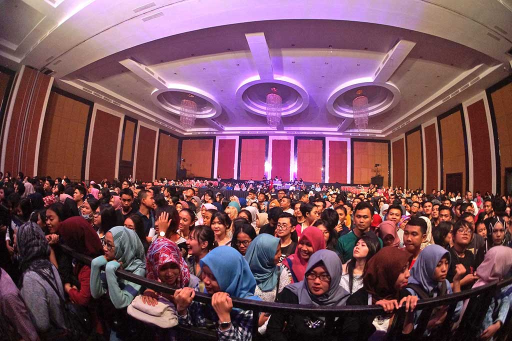 Ruby Convention Hall, Best Western Premier Hotel, Solo, disesaki YouRaisa. Mereka tak henti-henti bernyanyi sepanjang konser.