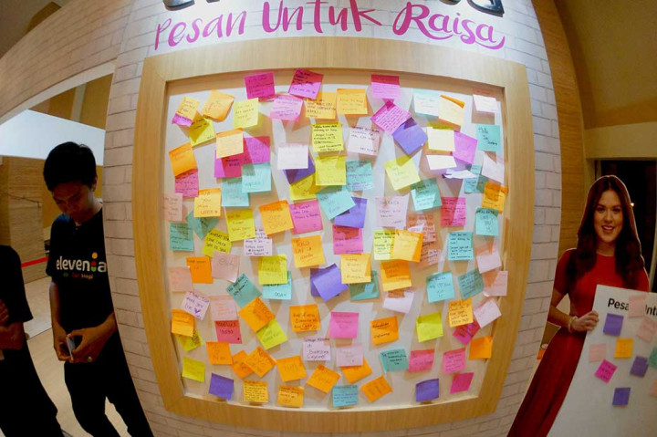 YouRaisa berkesempatan menyampaikan pesan untuk idolanya tersebut lewat kertas kecil yang ditempel di papan yang terletak di depan area konser.