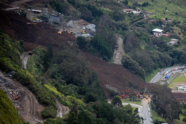 Pemandangan tanah longsor yang mengubur jalan raya yang menghubungkan Medellin-Bogota di Copacabana, dekat Medellin, Antioquia, Kolombia, Rabu.