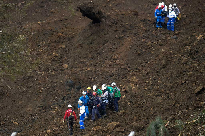 Petugas mengevakuasi korban tewas akibat tanah longsor.