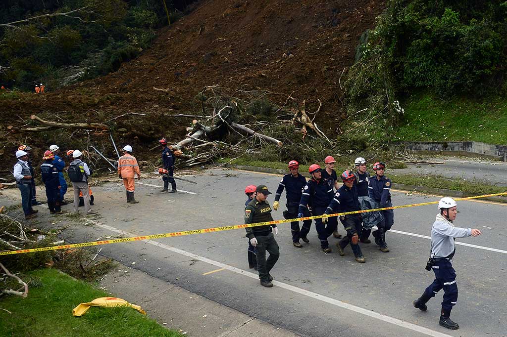 Petugas mengevakuasi korban tewas akibat tanah longsor.