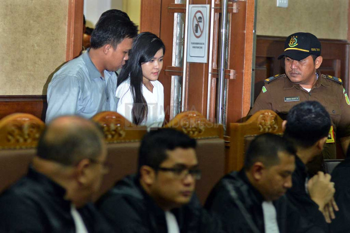 Terdakwa Jessica Kumala Wongso memasuki ruang sidang dengan agenda pembacaan putusan terhadap dirinya di Pengadilan Negeri Jakarta Pusat, Jakarta, Kamis.