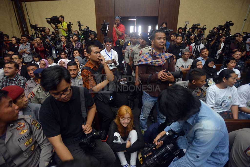 Para pengunjung baik pendukung keluarga korban maupun terdakwa memenuhi ruang sidang di PN Jakpus.