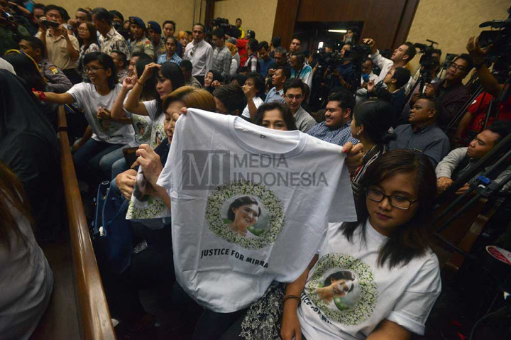 Pegunjung mengenakan kaus berisi dukungan terhadap keluarga korban Wayan Mirna Salihin.