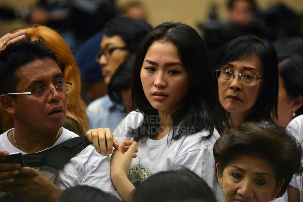 Saudara kembar Wayan Mirna Salihin, Made Shandy Salihin (tengah) hadir dalam sidang dengan agenda pembacaan putusan terhadap terdakwa Jessica Kumala Wongso.