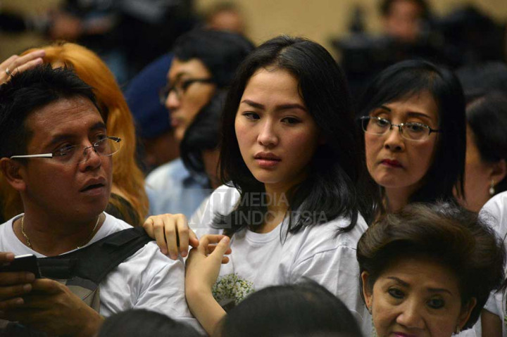 Saudara kembar Wayan Mirna Salihin, Made Shandy Salihin (tengah) hadir dalam sidang dengan agenda pembacaan putusan terhadap terdakwa Jessica Kumala Wongso.