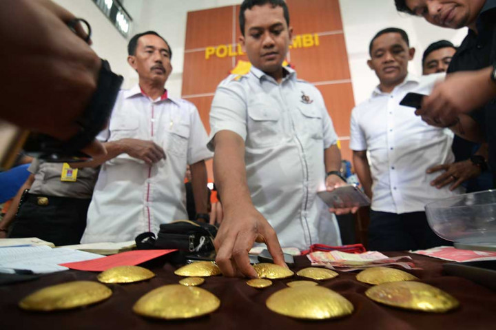 Aparat Polda Jambi menunjukkan barang bukti sitaan berupa emas hasil penambangan emas tanpa izin (Peti), di Mapolda Jambi, Kamis (27/10/2016).