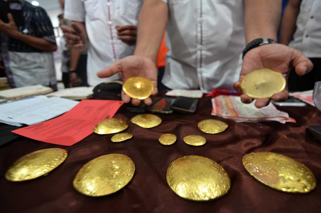 Dari tangan tersangka, petugas mengamankan sebanyak 12 keping emas dengan berat 9 kg, senilai Rp5,2 miliar.