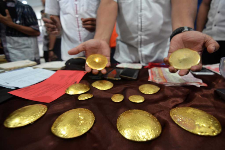 Dari tangan tersangka, petugas mengamankan sebanyak 12 keping emas dengan berat 9 kg, senilai Rp5,2 miliar.