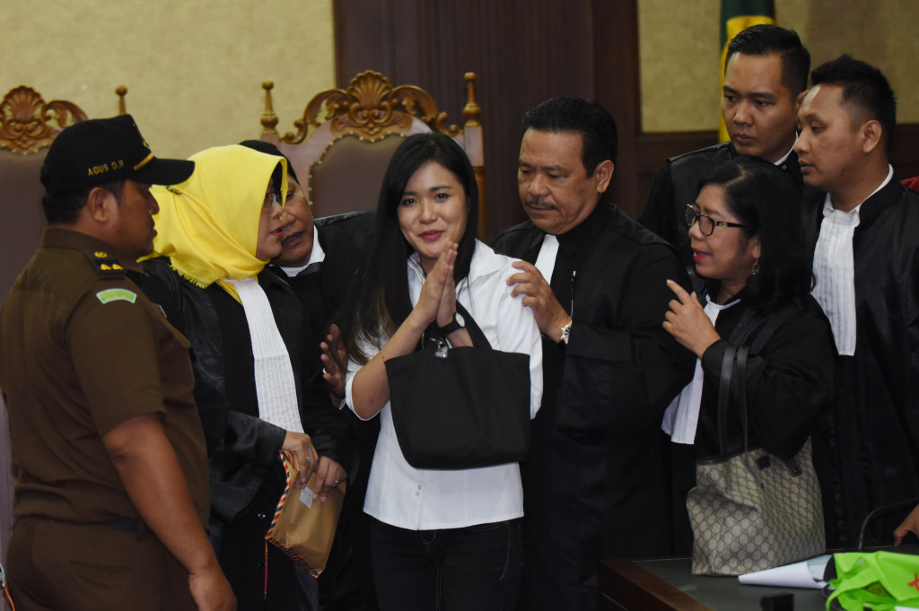 Jessica Kumala Wongso (tengah) memberikan salam usai mengikuti sidang dengan agenda pembacaan vonis di PN Jakarta Pusat, Jakarta, Kamis (27/10/2016).