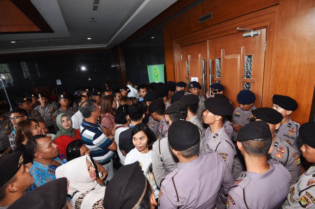 Sejumlah polisi berjaga di pintu masuk ruang sidang kasus pembunuhan Wayan Mirna Salihin dengan terdakwa Jessica Kumala Wongso yang beragendakan pembacaan vonis di PN Jakarta Pusat, Jakarta, Kamis (27/10/2016)