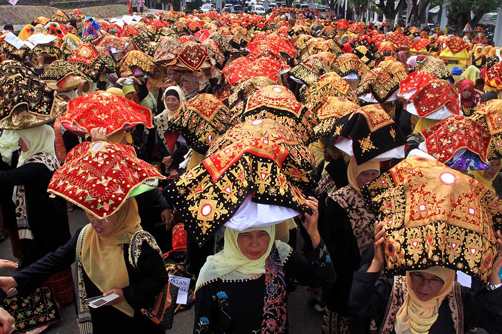 Sebanyak 1.125 Bundo Kanduang yang mewakili 75 nagari dari 14 kecamatan di Kabupaten Tanah Datar, membawa talam untuk makan bajamba (makan bersama). 